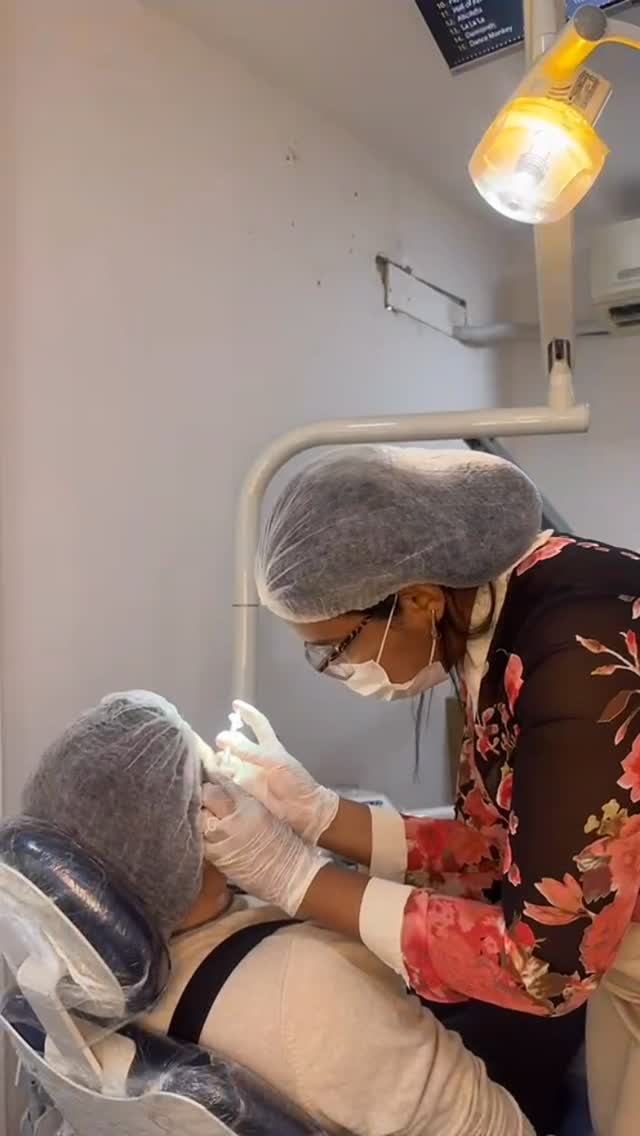 Dra. Marcelle durante um procedimento estético